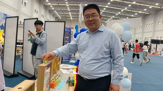彩神学院孙怀凤老师倒下许愿瓶（友爱）